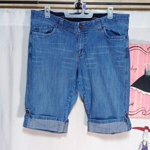 LEE no gap waistband size 22wm in the great looking pair of jean shorts